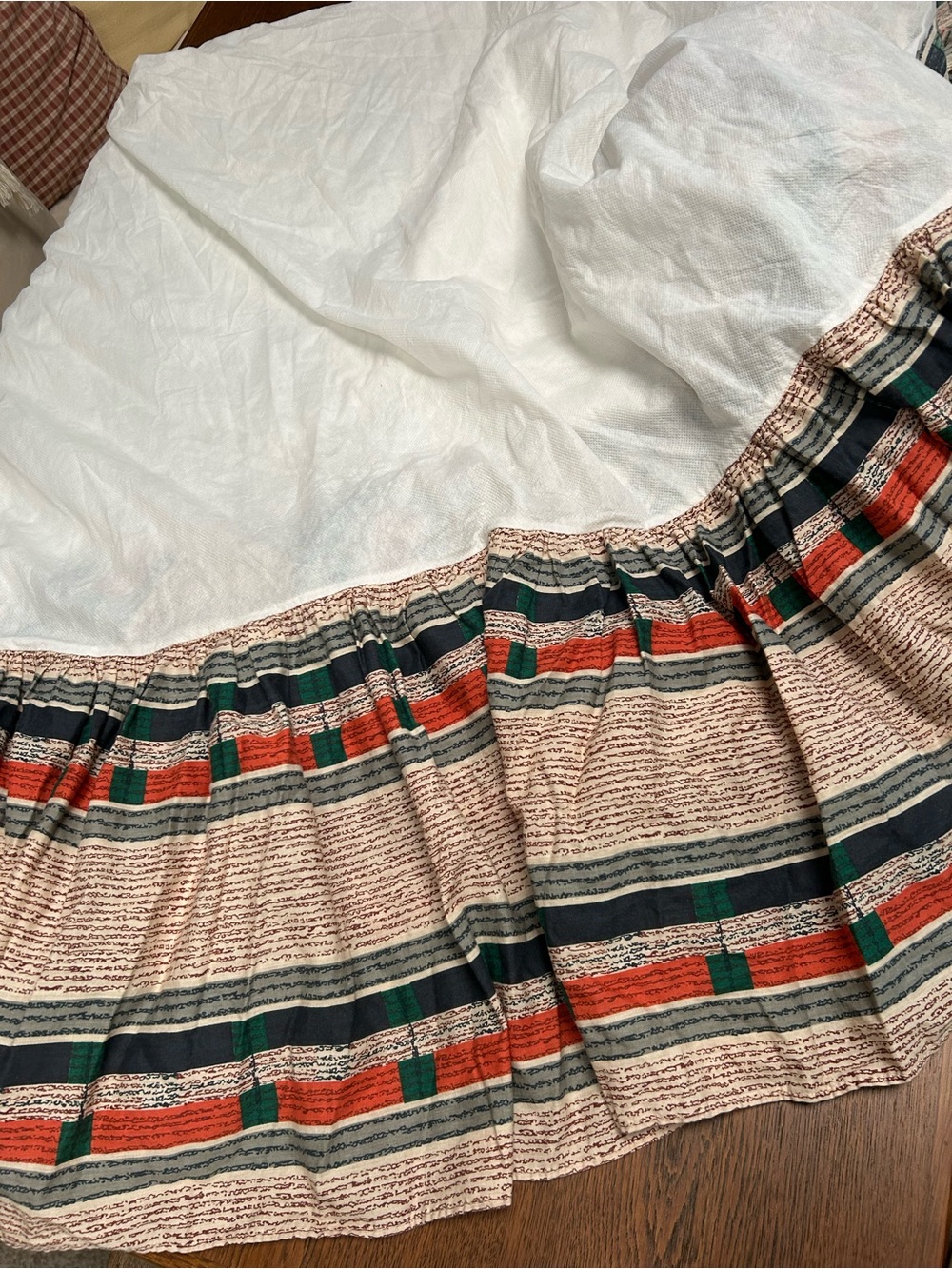 Full sized dust ruffle with Multicolor Stripe Detail. 13.5” skirt drop. Exc cond